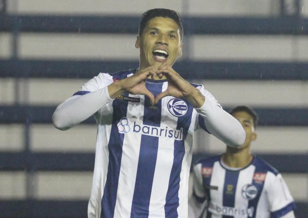 20251022-085658-1-126-giovane-gomez-atacante-do-sao-jose-rs-foto-eduardo-torres Giovane Gomez, atacante do São José-RS — Foto: Eduardo Torres