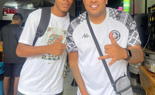 ALT: Dois homens com roupas do Vasco da Gama.