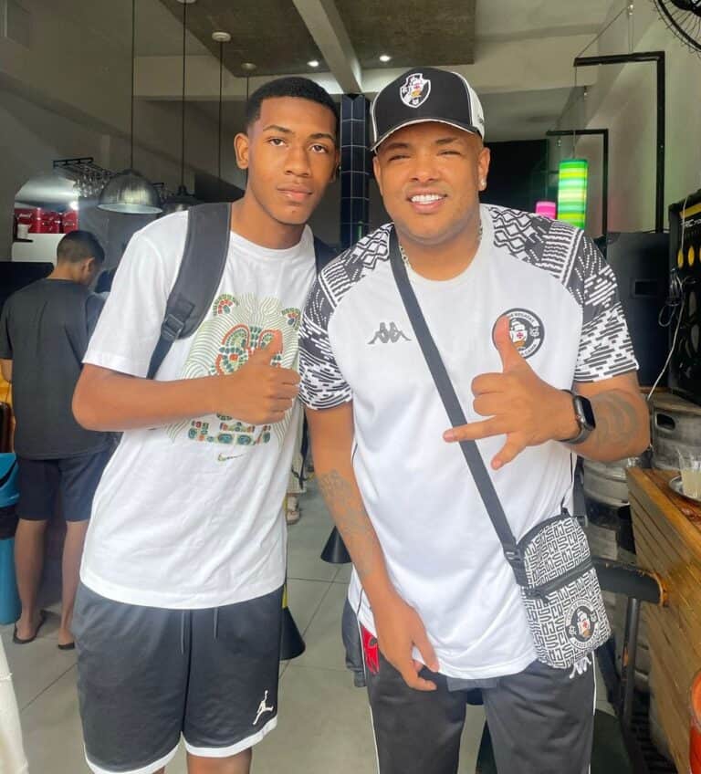 ALT: Dois homens com roupas do Vasco da Gama.