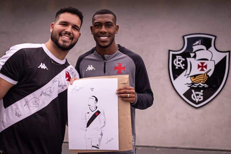 Vestindo camisas do Vasco, dois homens posam com desenho do clube.