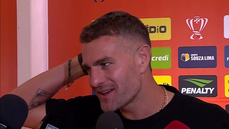 Jogador do Vasco sendo entrevistado em coletiva de imprensa.