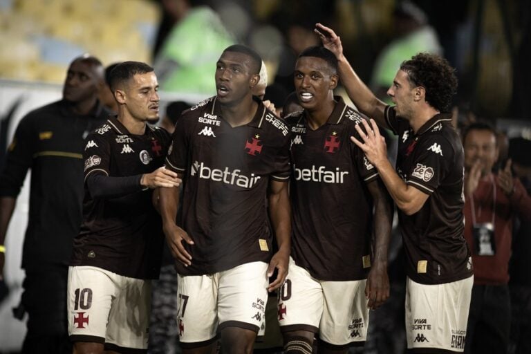 - Jogadores do Vasco comemorando gol.