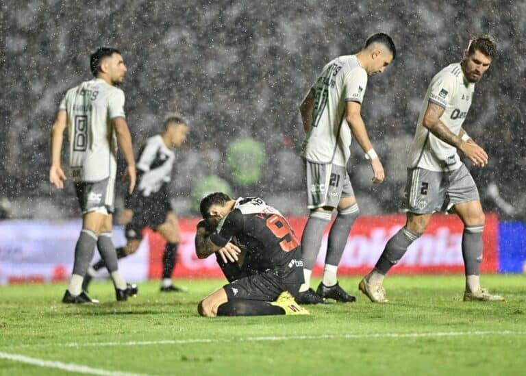 Vasco treinando na chuva durante partida.