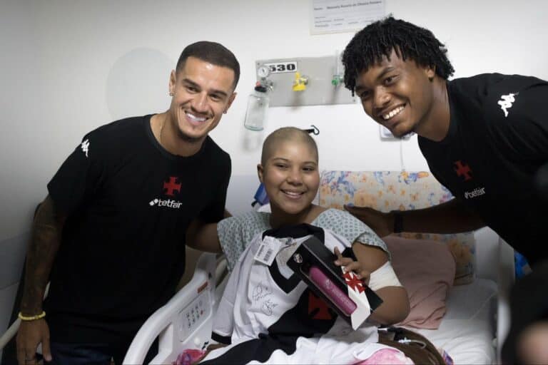 Jogadores do Vasco visitando hospital com menina com câncer.
