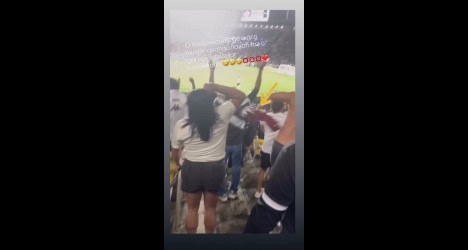 Torcida vascaína vibrando no estádio.