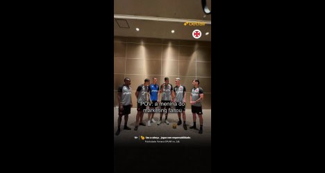 Jogadores do Vasco conversando em evento interno.