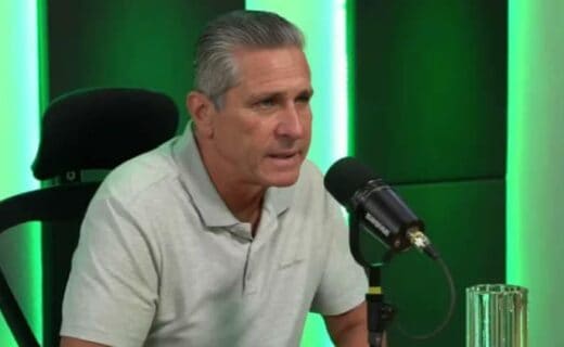 Homem falando em microfone.