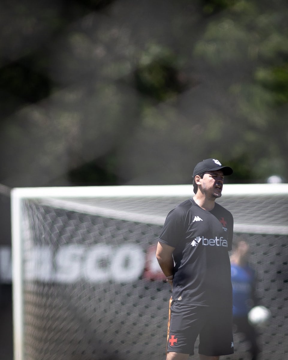 Jogador do Vasco em treinamento de goleiro na linha de gol.