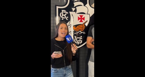 Jovem torcedora do Vasco falando ao microfone.