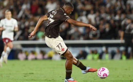 Vasco da Gama jogando futebol em campo.