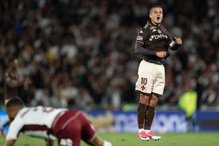 Vasco player comemorando gol em campo.