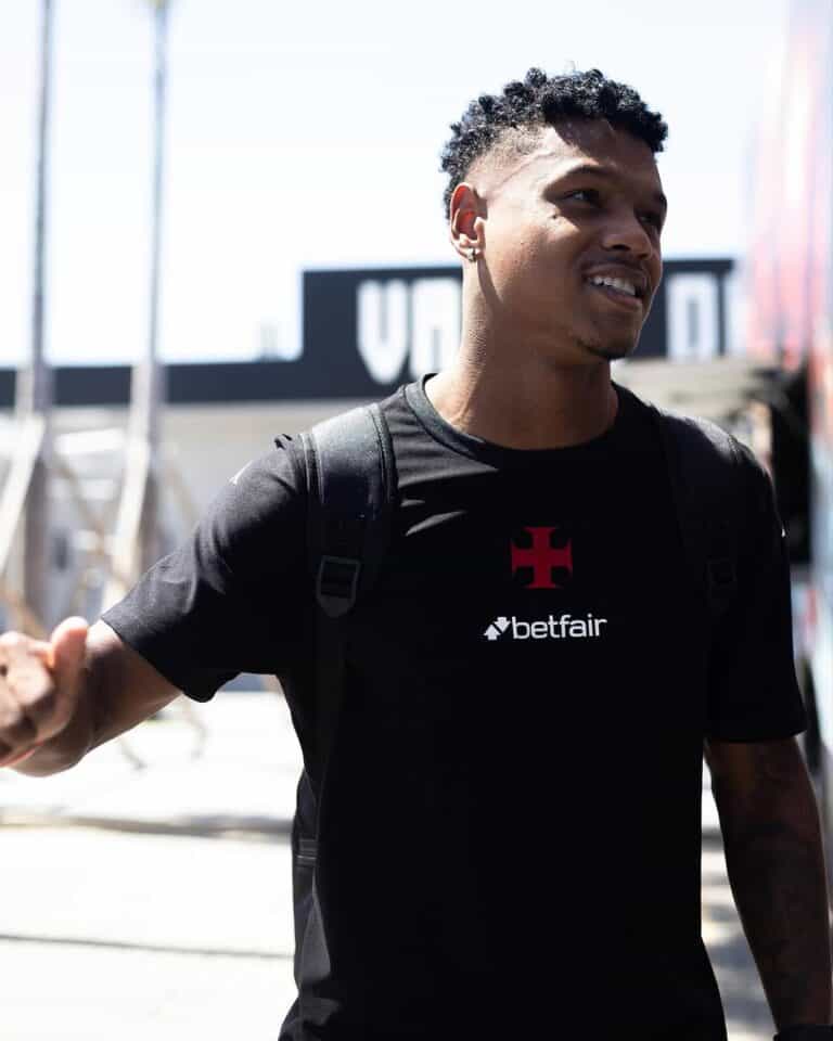 Jogador do Vasco com mochila preto.