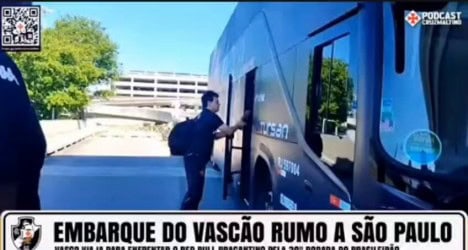 Jovem entrando em ônibus do Vasco na rua.