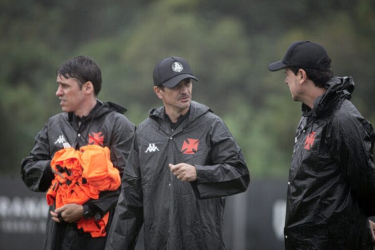 Homens treinando com roupa preta e logotipo Vasco.