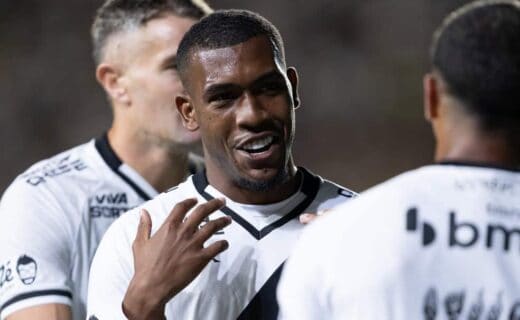 Jogador do Vasco comemorando vitória em jogo.