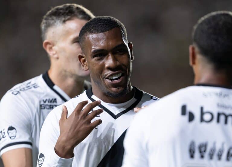 Jogador do Vasco comemorando vitória em jogo.