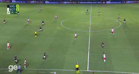 Jogadores em campo during clássico Vasco x Botafogo.