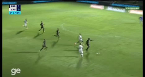 Jogadores em campo durante partida de futebol.