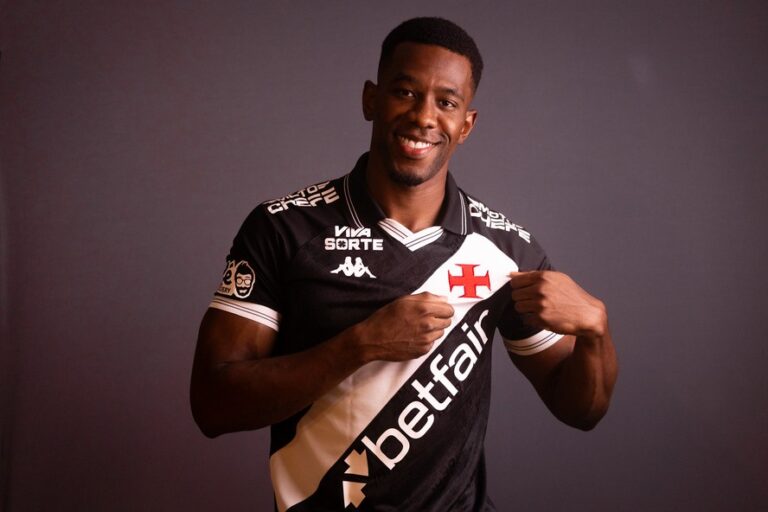 Jogador do Vasco segurando a camisa do time.