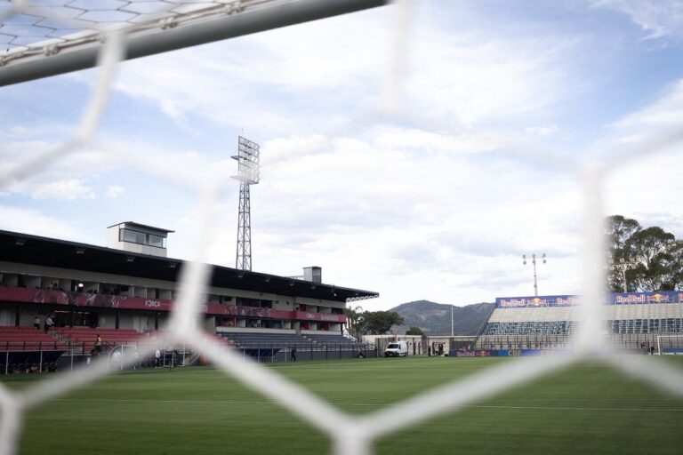 Estádio do Vasco da Gama visto do gol, vista geral do campo de futebol e arquibancadas.