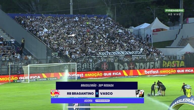 Torcida do Vasco no estádio de futebol.