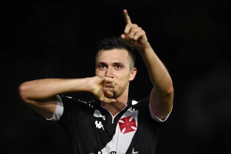 Homem comemorando gol com gesto de silêncio.