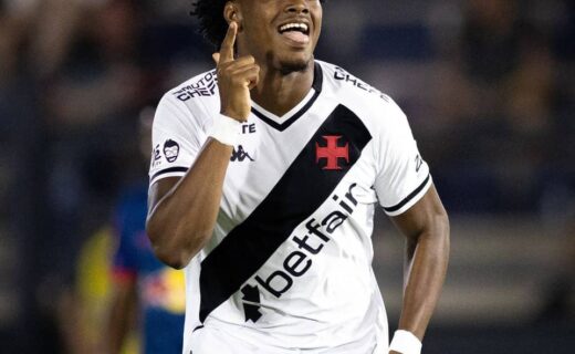 Jogador do Vasco comemorando gol em campo.