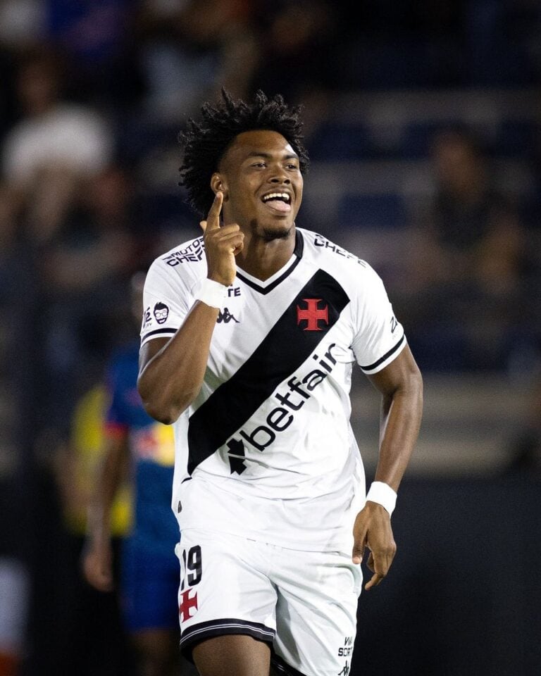 Jogador do Vasco comemorando gol em campo.