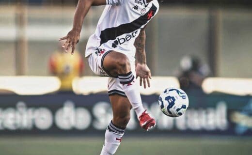 Jogador de futebol do Vasco em ação durante jogo.