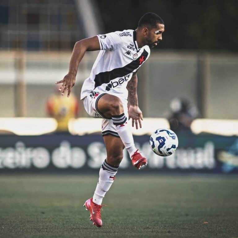 Jogador de futebol do Vasco em ação durante jogo.