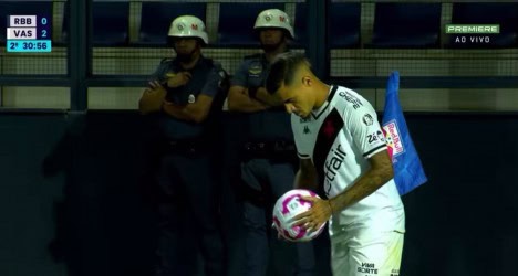 Jogador do Vasco se prepara para entrar em campo.