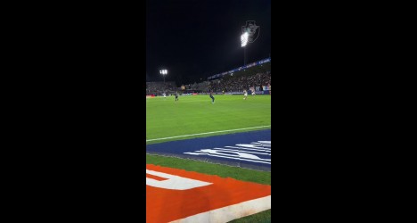 Jogadores em campo no estádio do Vasco.