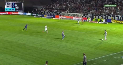 Jogadores em campo durante partida de futebol.