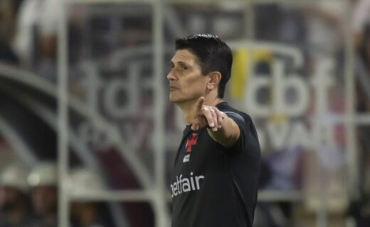 Comunicador do Vasco apontando com expressão séria.