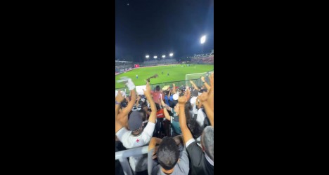 Torcida do Vasco comemora vitória no estádio.