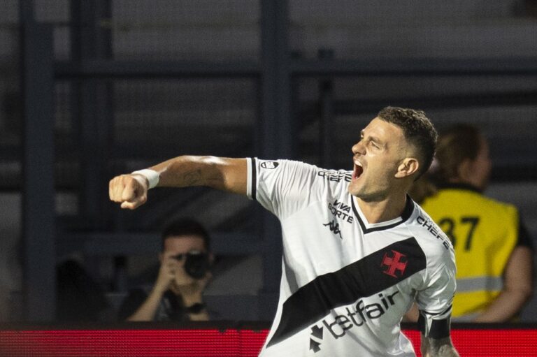 Goleiro comemorando vitória do Vasco.