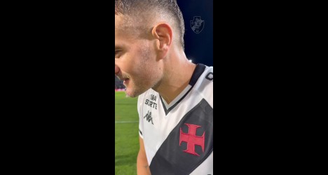 Jogador do Vasco sorrindo em campo.