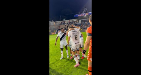 Jogadores do Vasco no campo ao final do jogo.
