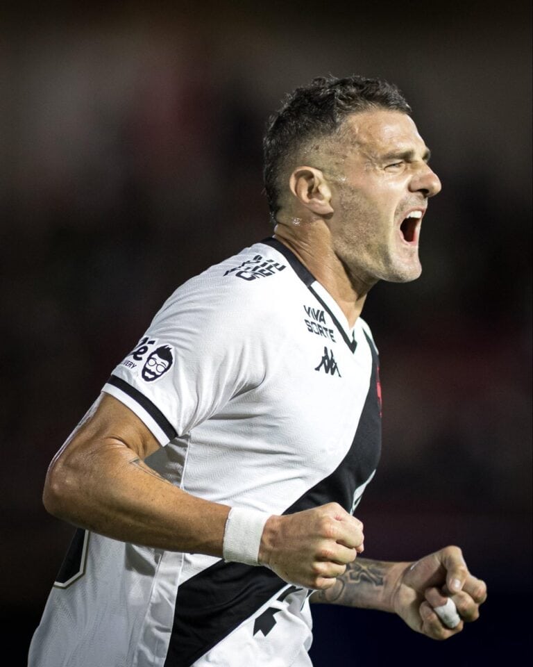 Goleiro do Vasco comemorando na partida.