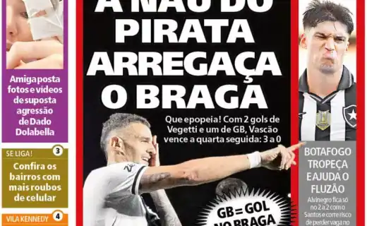 Goleiro comemorando gol do time.