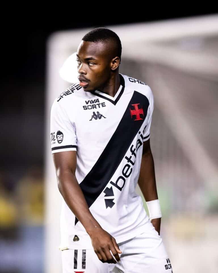 Jogador do Vasco com uniforme branco e preto.