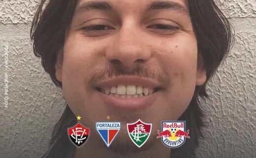 Cabeludo de pessoa sorrindo, fundo parede texturizada.