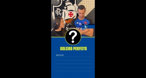 Goleiro do Vasco interagindo com torcedora.