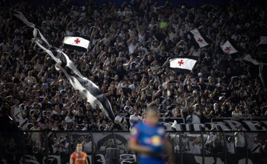 Torcida do Vasco com bandeiras negras e brancas com cruz vermelha.