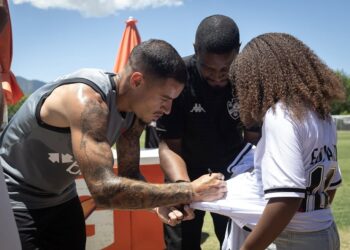 Assinando camisa de jogador do Vasco.