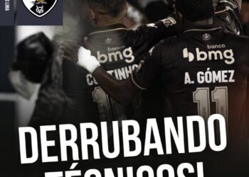 Futebol do Vasco com jogadores comemorando imagem de jogadores do Vasco na comemoração no campo.