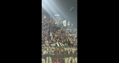 Torcida do Vasco comemorando no estádio.