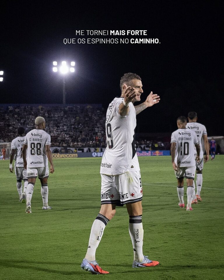 Jogador do Vasco comemorando gol em campo.