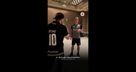 Jogadores do Vasco em conversa oficial.