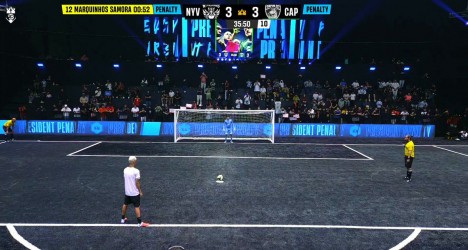 Jogador se preparando para cobrança de pênalti no estádio.